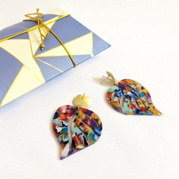 💎 Multicolor Acrylic Leaf Drop Earrings - Picture 4 of 5